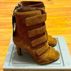DKNY size 8 brown suede strap heels 👠